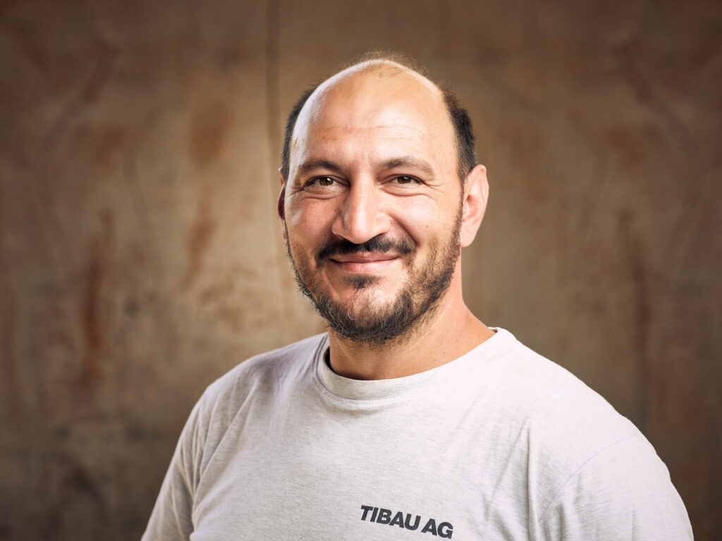 Portraitsmitarbeitendetibau 48